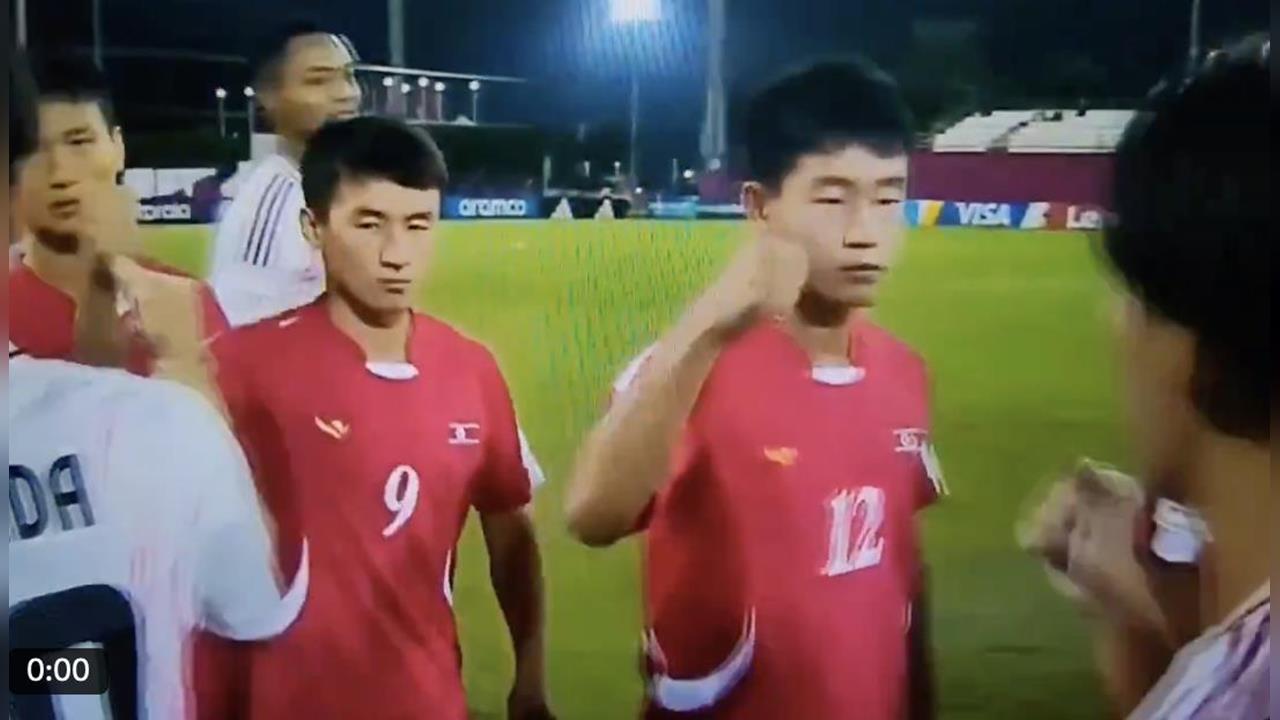 有夠野蠻！北韓輸球又沒風度！超用力與日選手「擊拳」惹網怒：這是在揍人吧