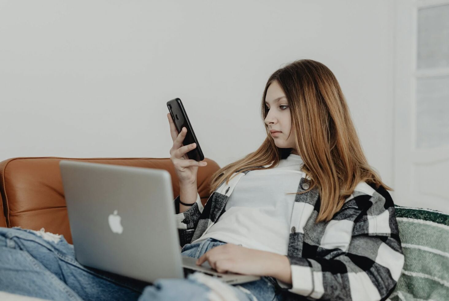 低頭族注意！特定姿勢後「手麻」 恐是...