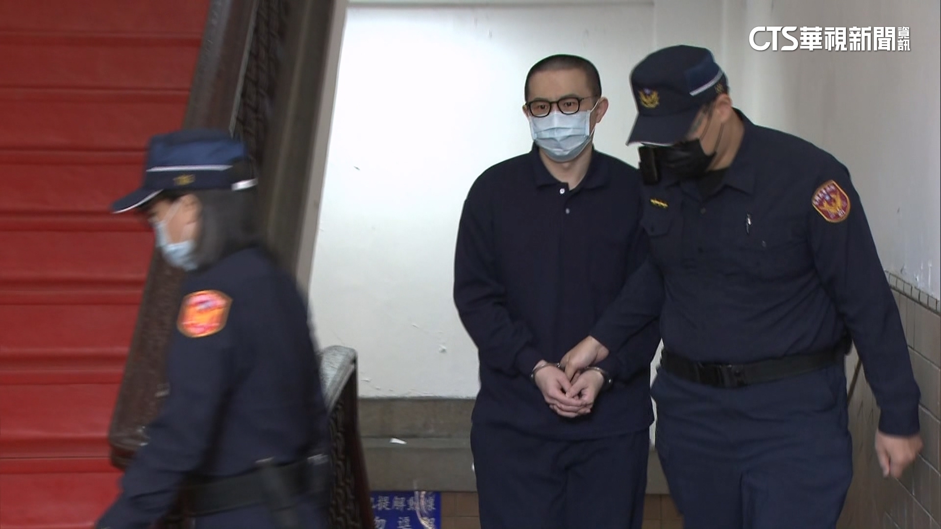 遭爆出庭看不雅片！郭哲敏再出庭　法警...