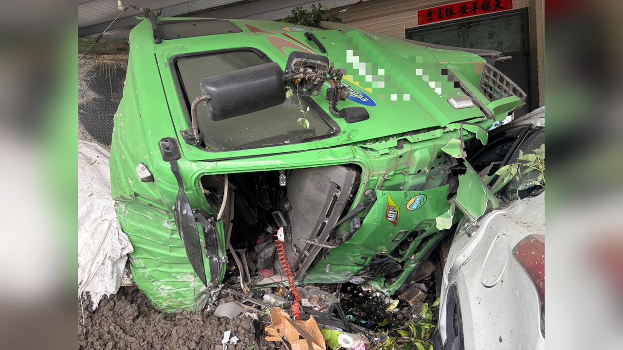 台東曳引車翻覆衝進民宅　駕駛「因這1...