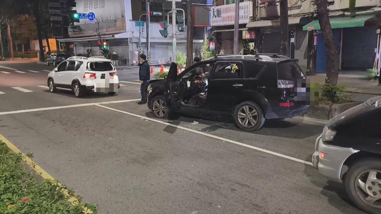 又毒駕？凌晨高雄「1車未剎車」撞停等紅燈車輛　警方搜出疑毒品物質