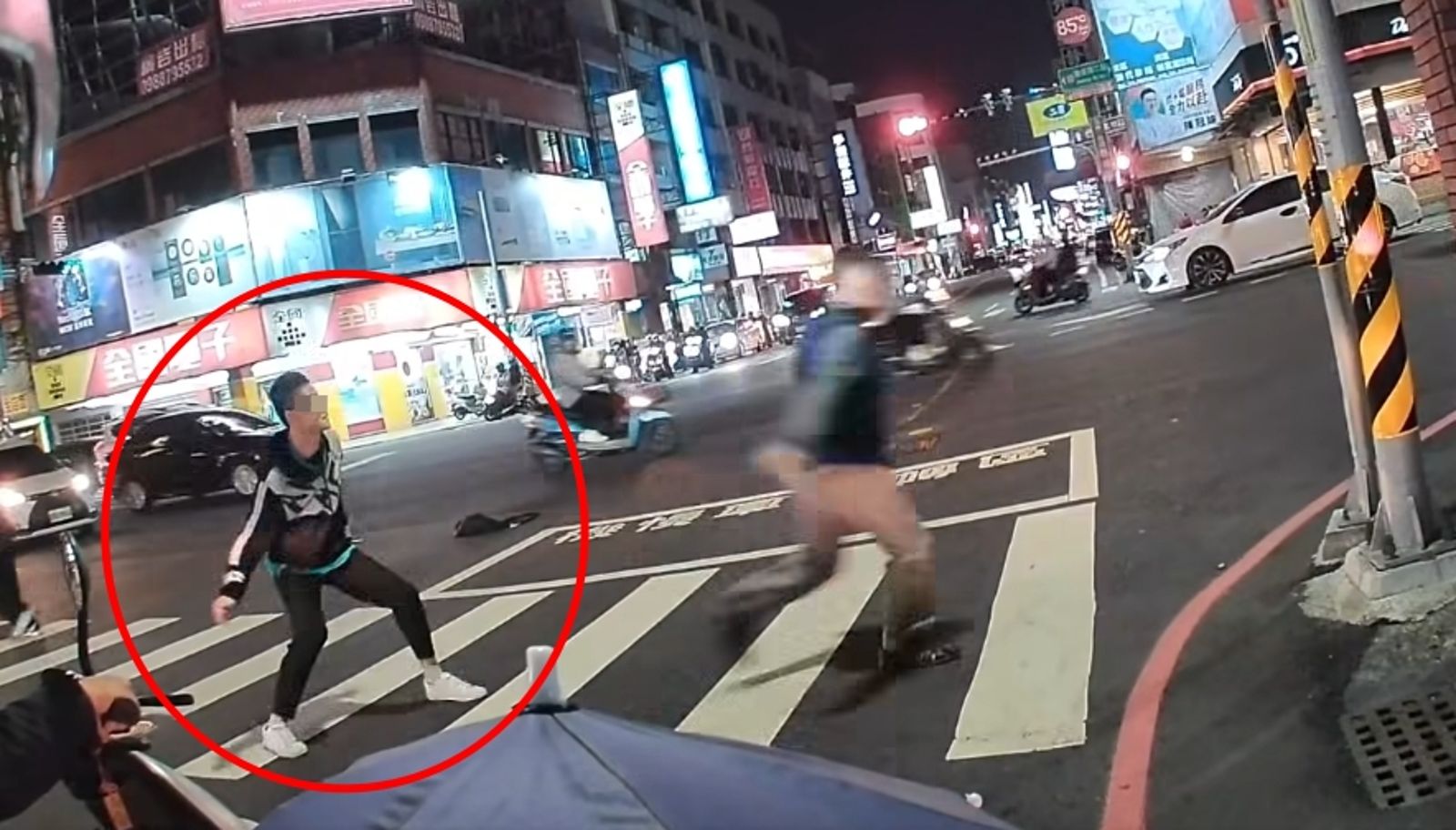 同事眼中溫和足療師...竟突抓狂隨機...