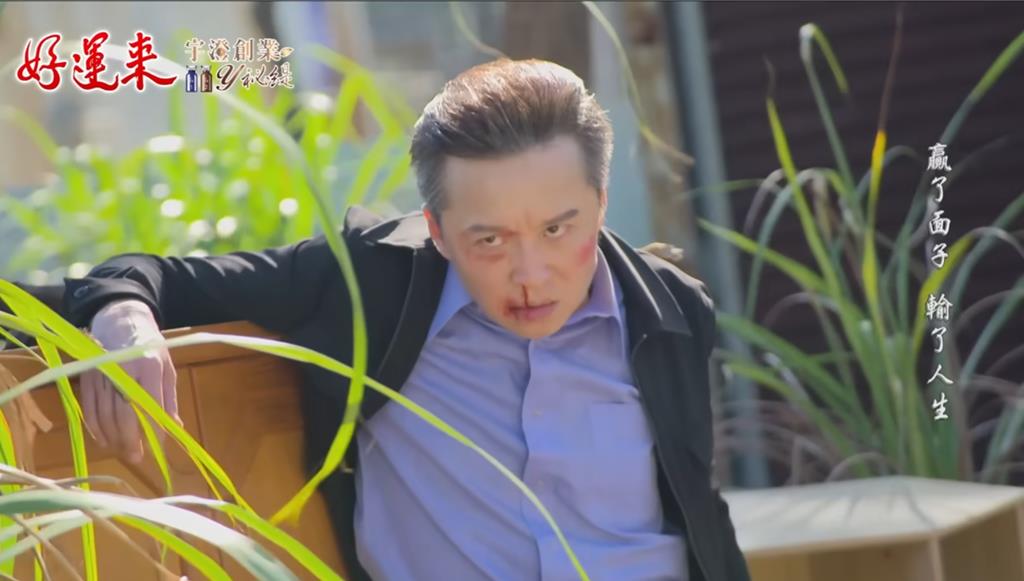 何豪傑慘被綑綁毆打！臉塗血漿引蒼蠅「狂吃枇杷膏」崩潰