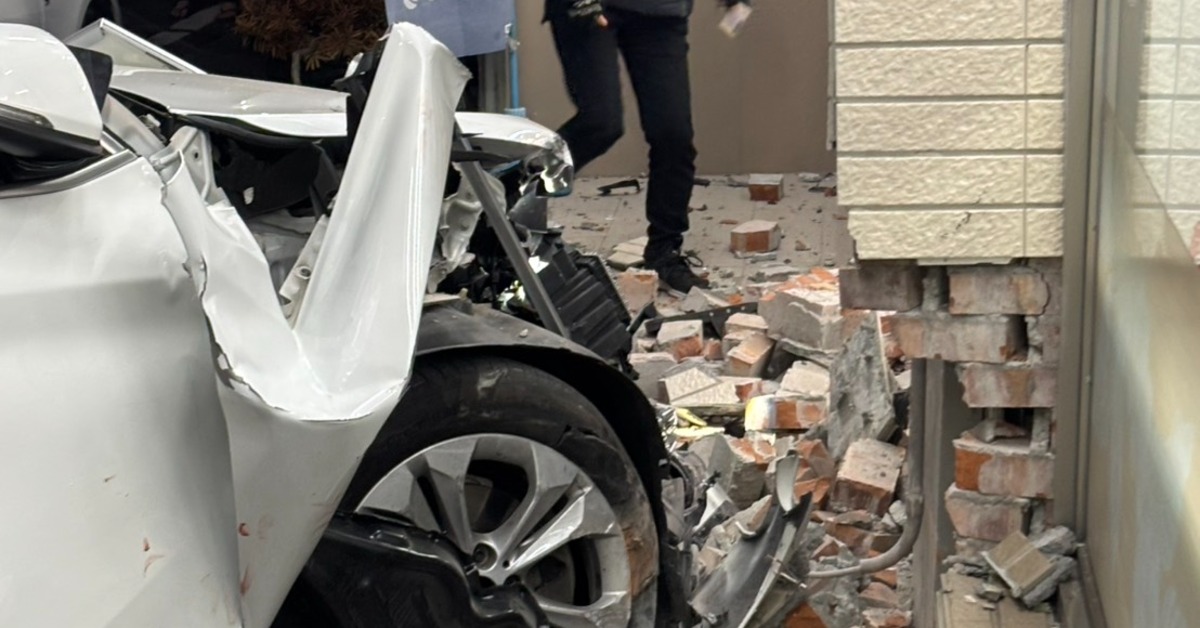 馬路當賽車場！4豪車「街頭競速」撞超商 店外民眾撞骨折