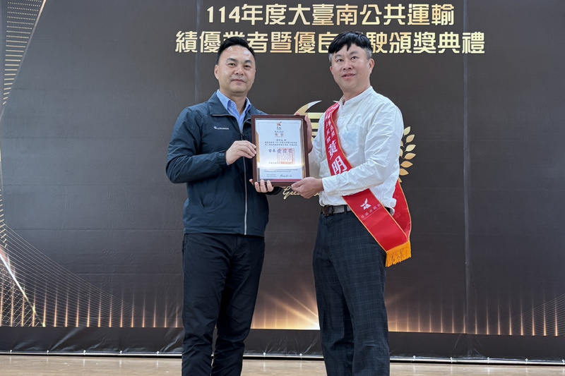 台南小黃公車駕駛獲特殊服務獎 (圖)