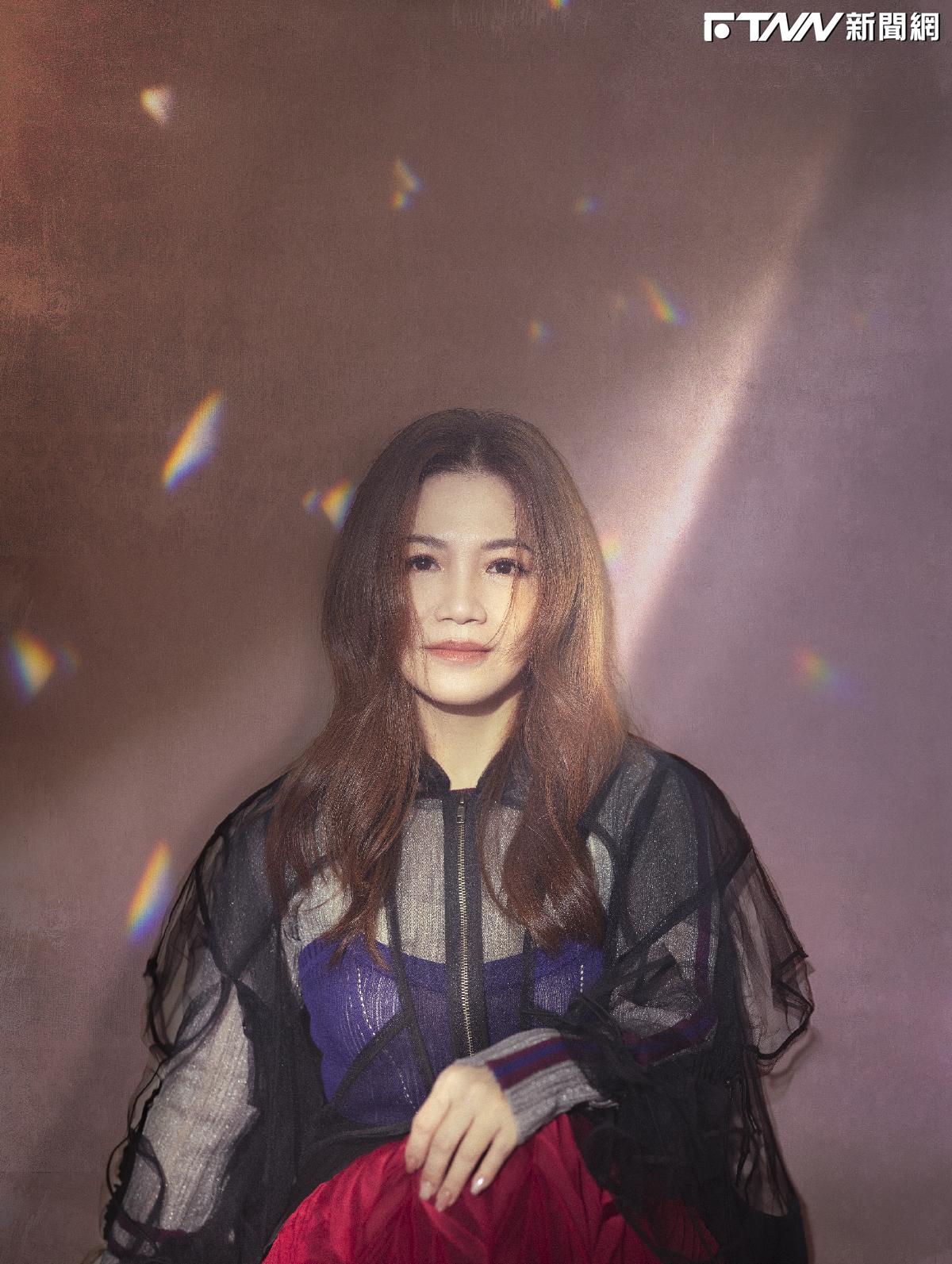 黃妃為搶第4座金曲獎拚了！冬天赤腳下水跳舞　俠女心唱人生