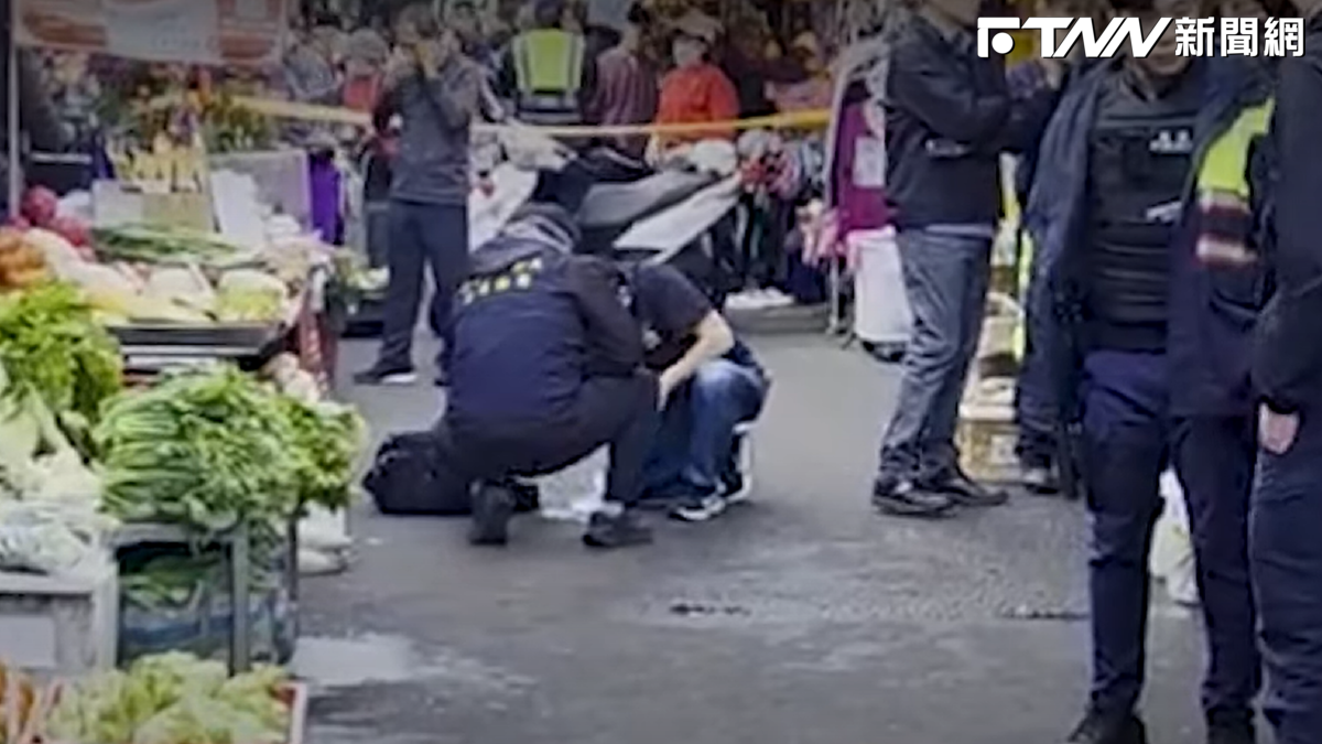 苗栗怪男市場揮刀砍警！警方開槍擊中胸...
