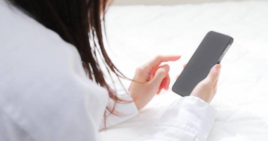 過年全家低頭滑手機？醫：長輩沉迷短影...