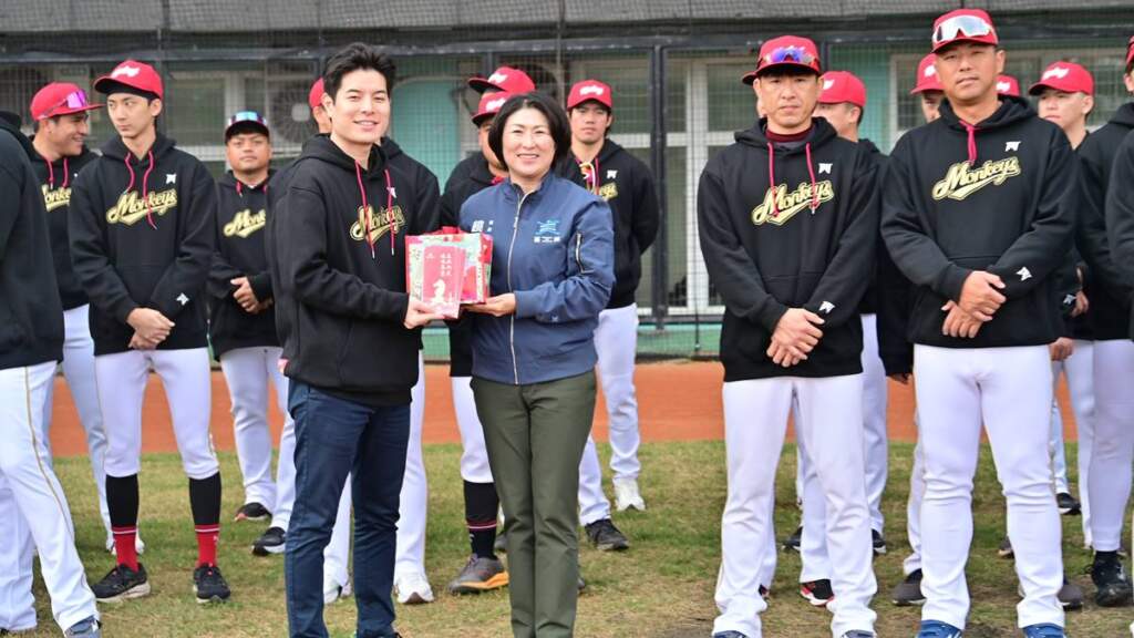 樂天桃猿台東春訓正式開拔　饒慶鈴贈紅包祝賀挑戰二連霸