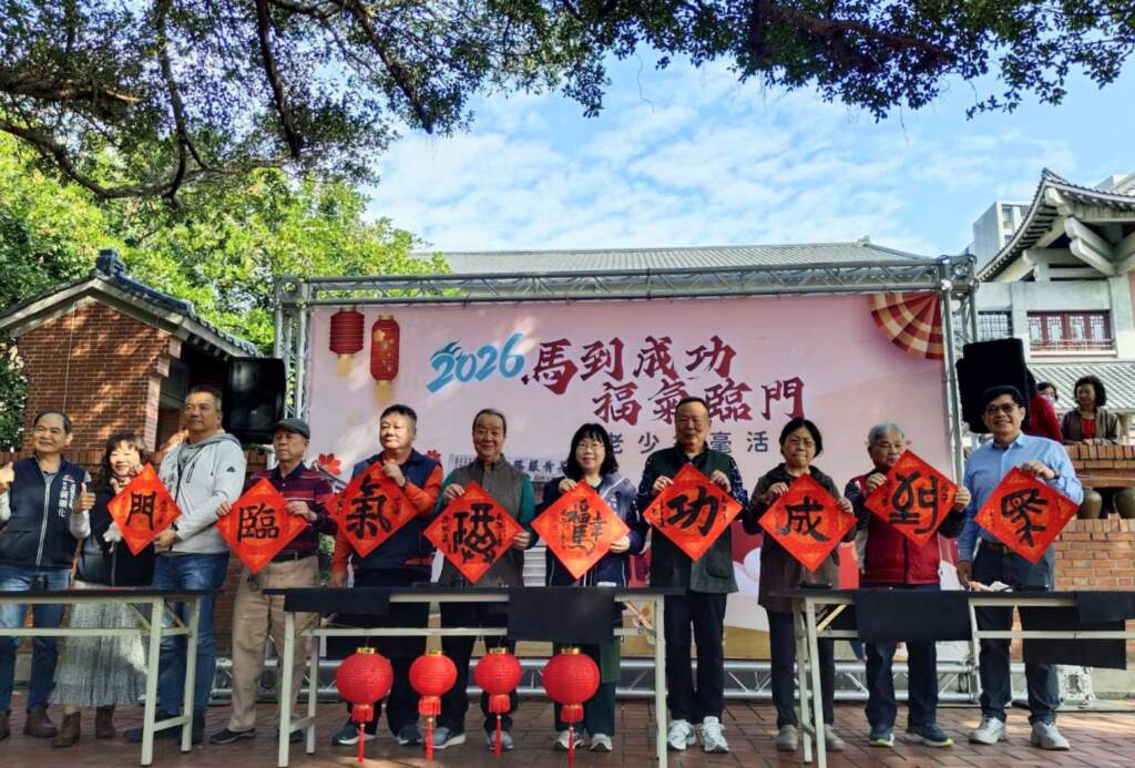 中市長青服務中心開筆揮毫　傳遞祝福與年節氛圍