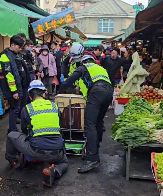 南苗市場持刀滋事！45歲男亮刀襲警 ...