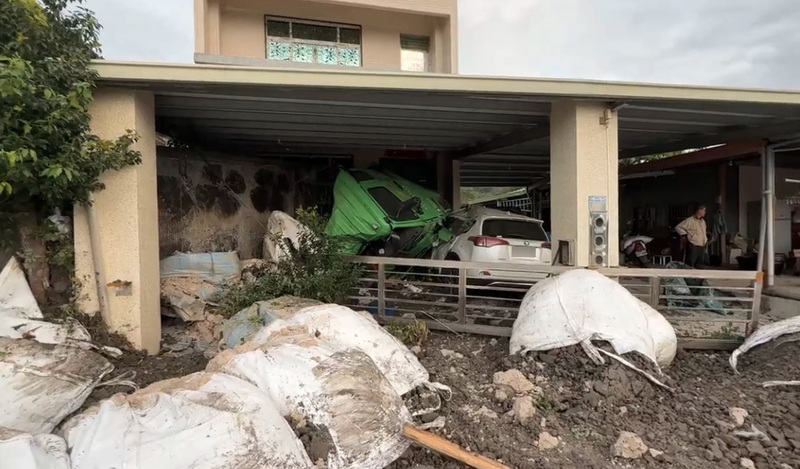 台東拖板車失控撞民宅　駕駛重傷身亡 (圖)