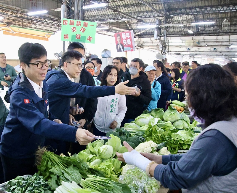 陳其邁、賴瑞隆巡訪果菜批發市場（1） (圖)